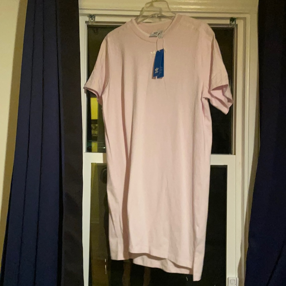 Adidas tennis tee. Subtle three stripe styling on the sleeve.